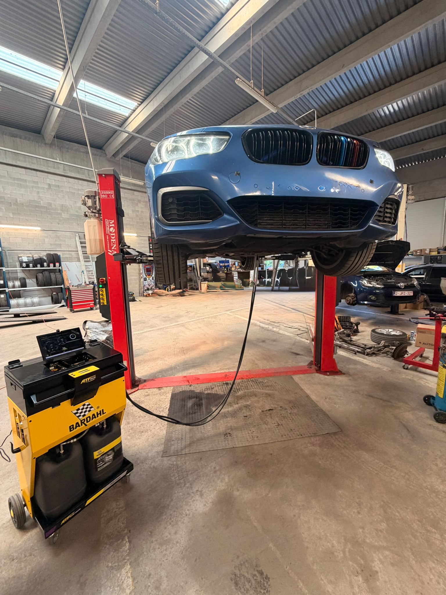Voiture sur pont dans l'atelier MD Auto à Namur