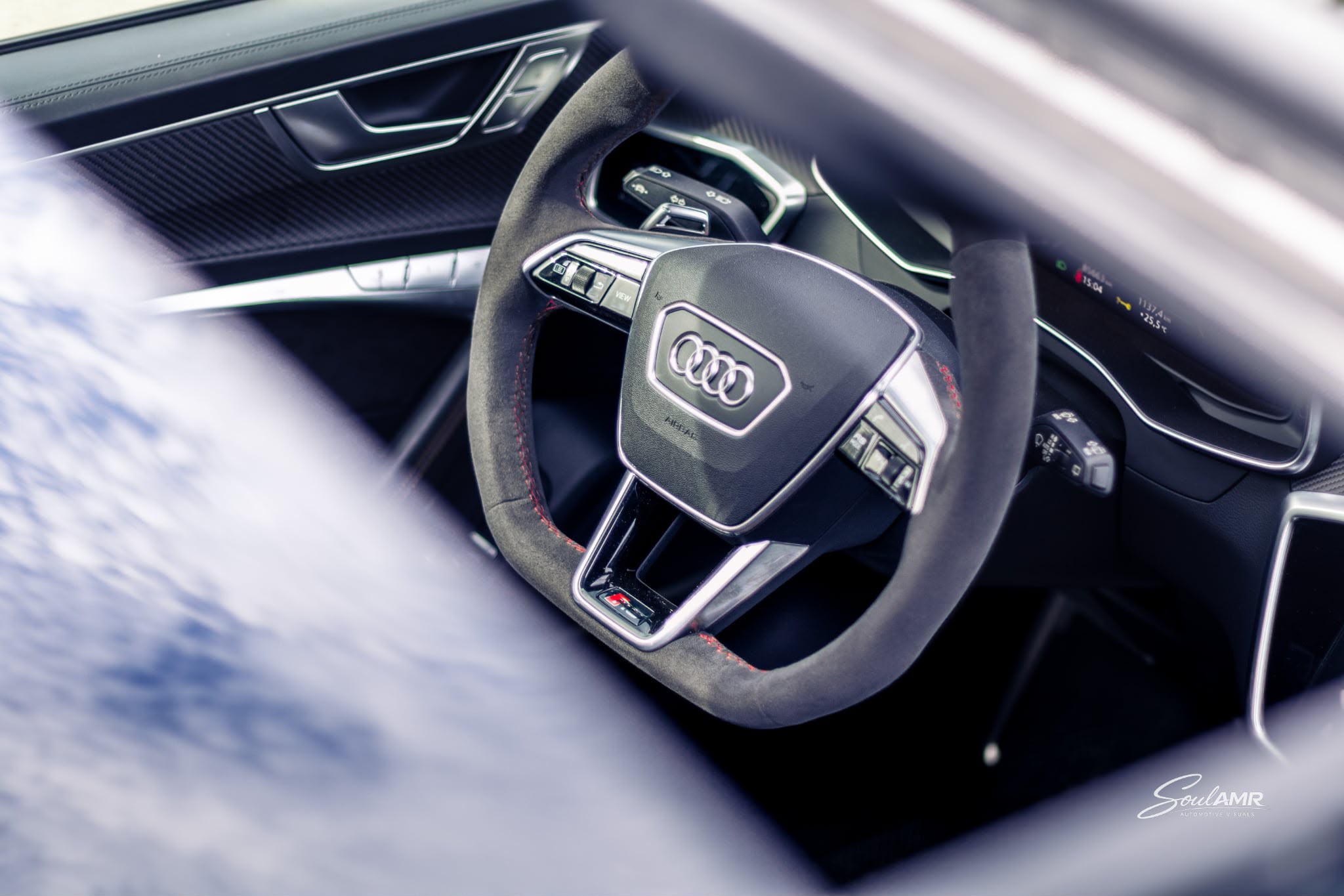Intérieur Audi avec logo sur le volant chez MD Auto à Namur
