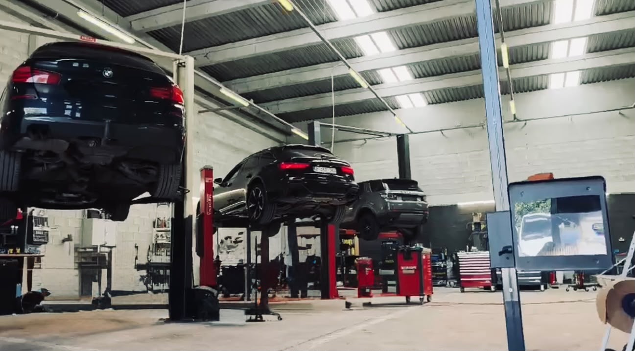 Garage toutes marques MD Auto à Namur avec plusieurs voitures dans l'atelier